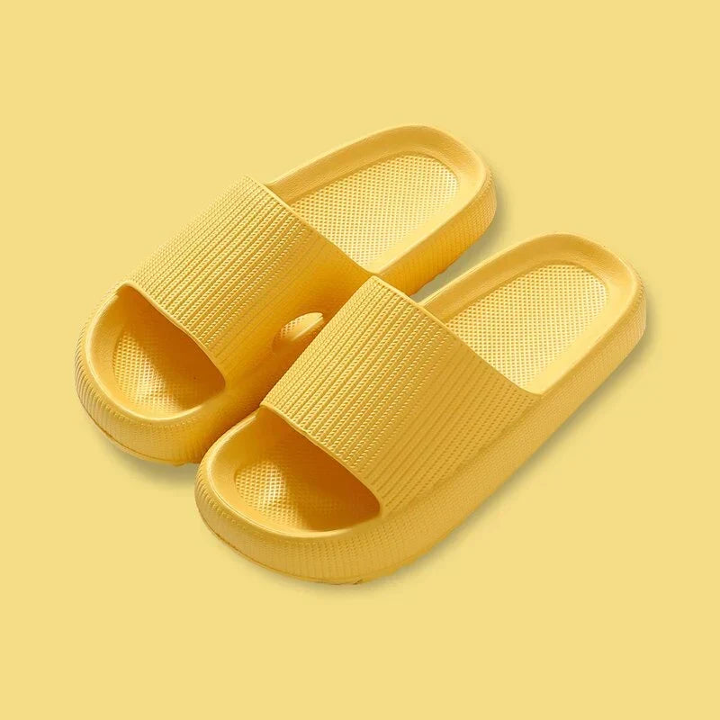 Gelbe Badeschlappen auf gelbem Hintergrund, rutschfest und bequem. Perfekt für Sommer, Strand und Pool. Modische und praktische Sandalen.