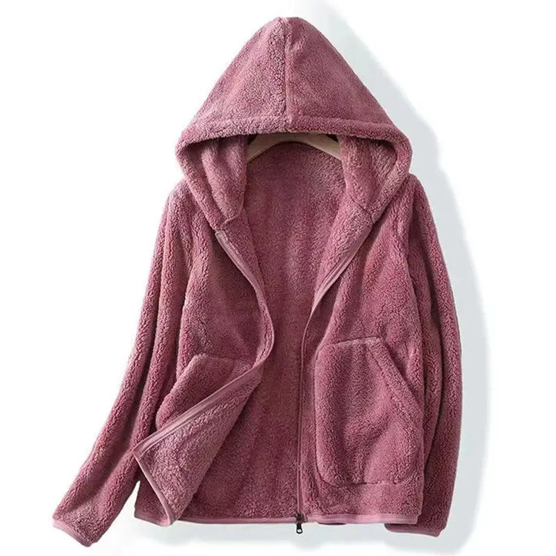 Rosa Fleecejacke mit Kapuze, Reißverschluss und Taschen. Kuschelige Damenjacke für Herbst und Winter. Bequeme, warme Oberbekleidung.