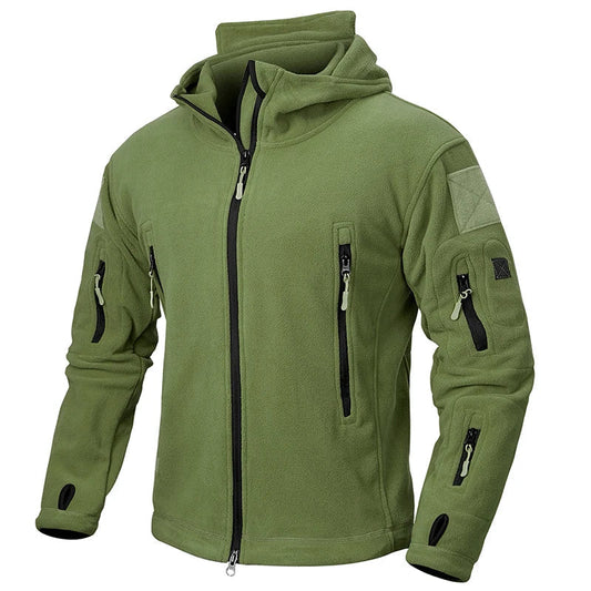 Grüne Fleecejacke mit Kapuze, Reißverschlusstaschen und Klettverschluss-Details, ideal für Outdoor-Aktivitäten und Wandern.