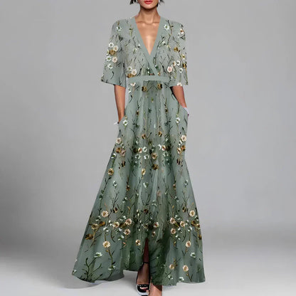 Elegantes langes Kleid mit floralen Stickereien, V-Ausschnitt und kurzen Ärmeln, ideal für Abendmode und besondere Anlässe.