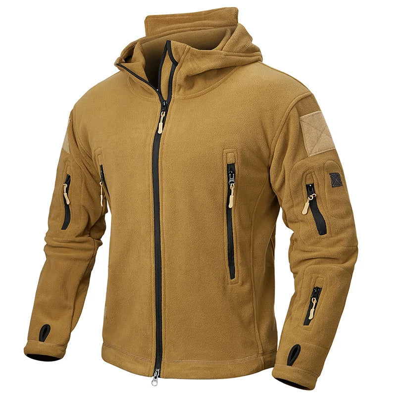 Braune taktische Fleecejacke mit Kapuze, Reißverschlusstaschen und Klettverschlüssen. Outdoor-Bekleidung, ideal für Wandern und Camping.