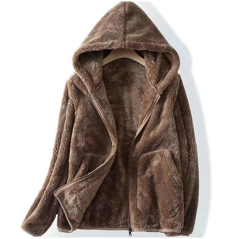 Braune Fleecejacke mit Kapuze, Reißverschluss und weichem Plüschmaterial. Perfekt für Wintermode, warm und gemütlich. Ideal für kalte Tage.