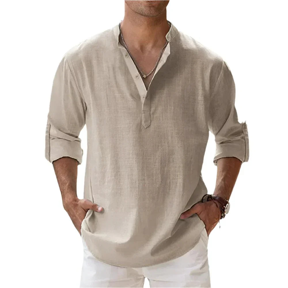 Beiger Herren-Leinenhemd mit Stehkragen, langen Ärmeln und Knopfleiste. Perfekt für Sommermode und lässige Outfits.