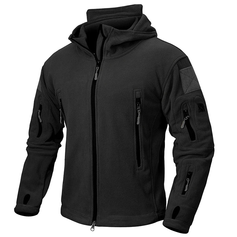 Schwarze taktische Fleecejacke mit Kapuze, Reißverschlusstaschen und Klettverschlüssen, ideal für Outdoor-Aktivitäten und kaltes Wetter.