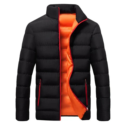Schwarze Daunenjacke mit orangefarbenem Innenfutter, Stehkragen und Reißverschluss. Modische Winterjacke für Herren, warm und stilvoll.