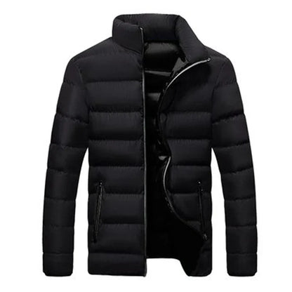 Schwarze Daunenjacke für Herren, warm und stilvoll, mit Reißverschluss und Stehkragen. Perfekt für Wintermode und Outdoor-Aktivitäten.