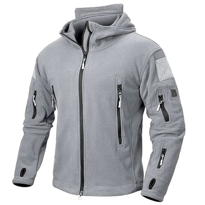 Graue Fleecejacke mit Kapuze, Reißverschlusstaschen und Daumenlöchern. Outdoor-Bekleidung, warm, funktional, ideal für Wandern und Freizeit.
