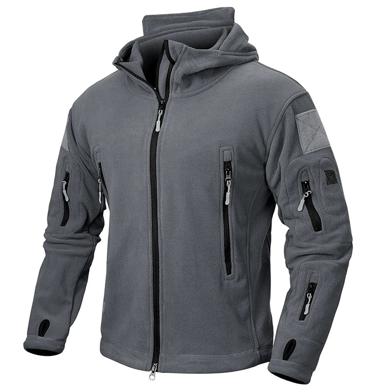 Graue Fleecejacke mit Kapuze, mehreren Reißverschlusstaschen und Daumenlöchern. Outdoor-Bekleidung, warm, funktional, ideal für Wandern und Trekking.