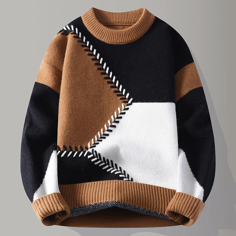 Brauner, schwarzer und weißer Patchwork-Pullover mit geometrischem Muster, Rundhalsausschnitt und gestrickten Details. Modischer Winterpullover.