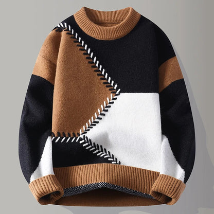 Brauner, schwarzer und weißer Patchwork-Pullover mit geometrischem Muster, Rundhalsausschnitt und gestrickten Details. Modischer Winterpullover.