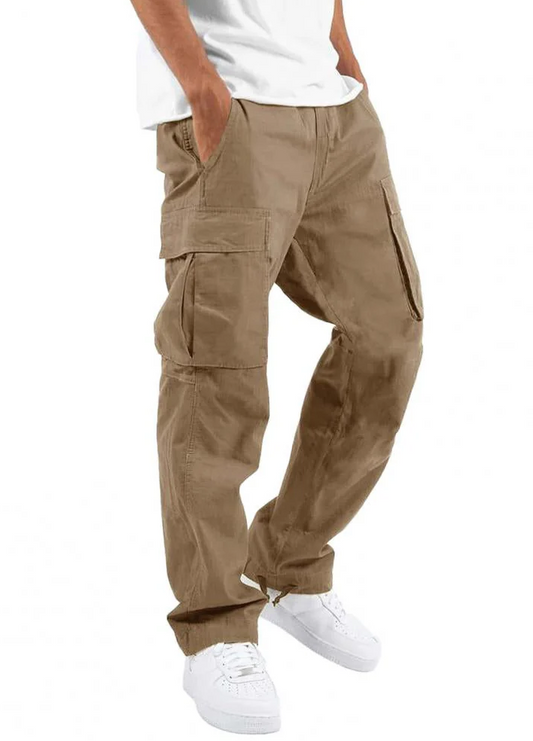 Mann trägt beige Cargo-Hose mit Seitentaschen und weißem T-Shirt. Modetrend, lässiger Stil, bequeme Freizeitkleidung, Herrenmode.