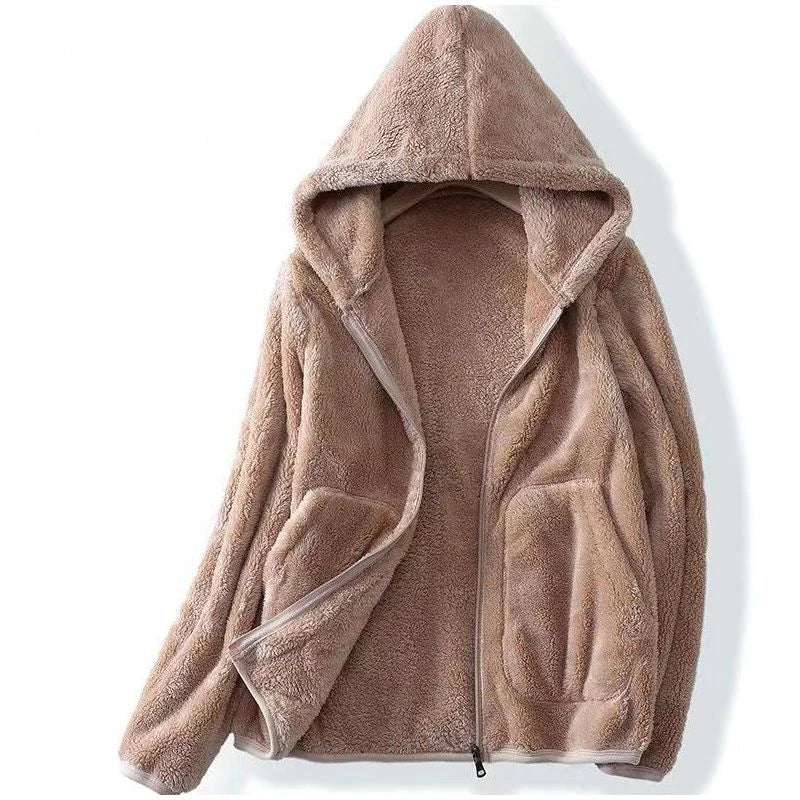 Braune Fleecejacke mit Kapuze, Reißverschluss und Taschen. Kuschelige Damenjacke für Herbst und Winter. Modische, warme Oberbekleidung.