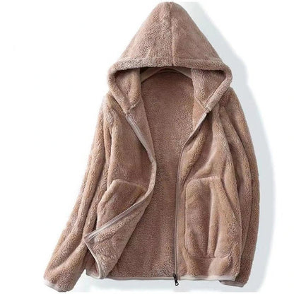 Braune Fleecejacke mit Kapuze, Reißverschluss und Taschen. Kuschelige Damenjacke für Herbst und Winter. Modische, warme Oberbekleidung.