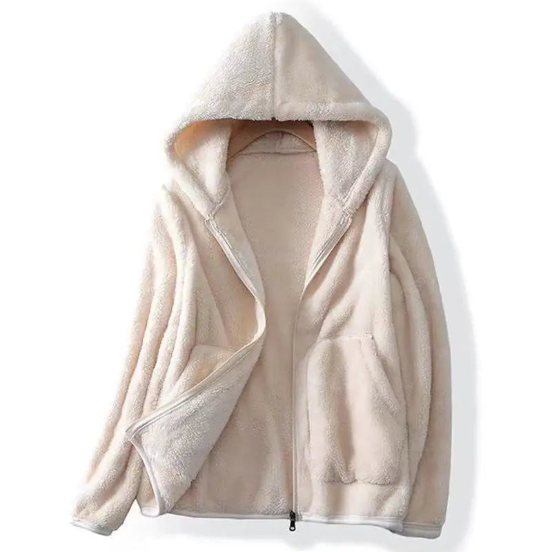 Beige Fleecejacke mit Kapuze, Reißverschluss und Taschen, ideal für kaltes Wetter. Weiches, warmes Material, modisch und bequem.