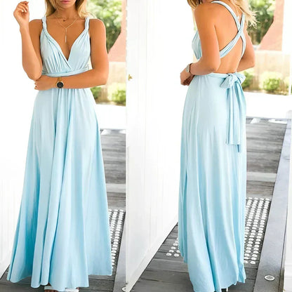 Frau in langem, hellblauem Sommerkleid mit tiefem Ausschnitt und Rückenausschnitt, stehend auf Holzterrasse. Elegantes, luftiges Design für warme Tage.