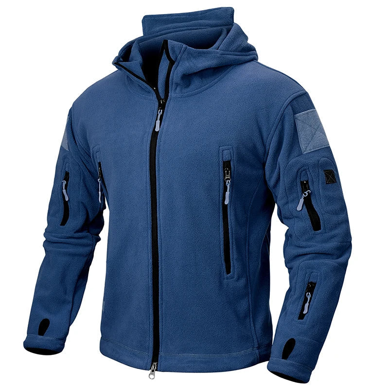 Blaue Fleecejacke mit Kapuze, Reißverschlusstaschen und Klettverschluss-Details, ideal für Outdoor-Aktivitäten und Wandern.