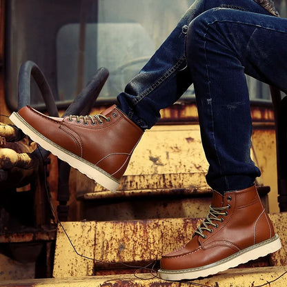 Braune Lederstiefel auf rostigem Traktor, getragen von Person in Jeans. Modische Herrenstiefel, robustes Design, Outdoor-Mode.
