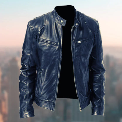 Schwarze Lederjacke mit Reißverschlüssen vor unscharfem Stadtbild. Modische Herrenjacke, ideal für urbanen Stil und kühles Wetter.