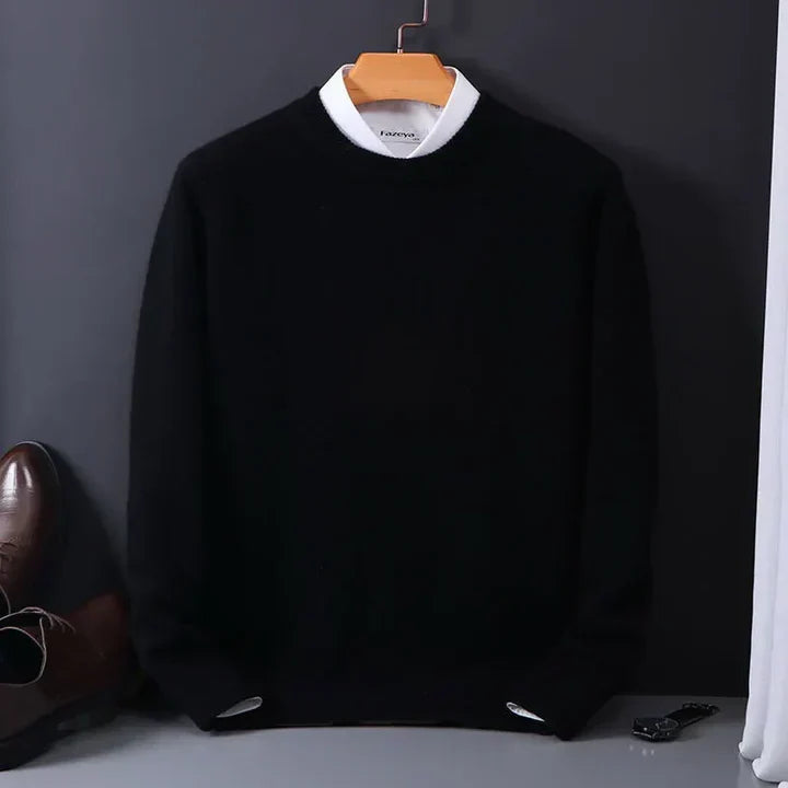 Schwarzer Herrenpullover auf Bügel, elegantes Design, kombiniert mit weißem Hemdkragen. Perfekt für formelle Anlässe. Mode, Herrenbekleidung, Stil.