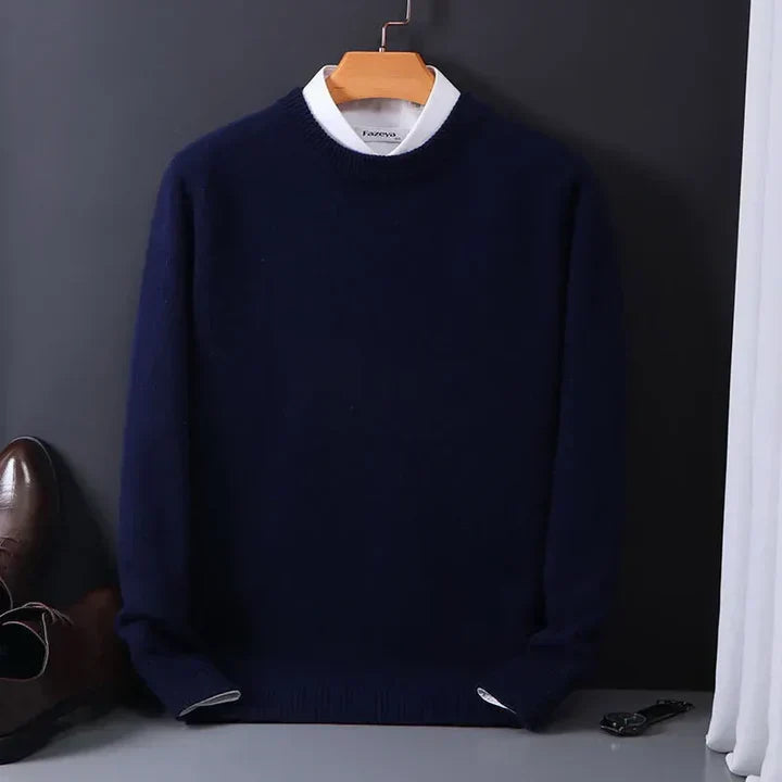 Dunkelblauer Herrenpullover auf Kleiderbügel, kombiniert mit weißem Hemdkragen. Elegante Mode, Herbst-Winter-Kleidung, stilvoll und klassisch.