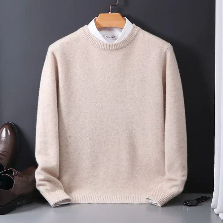 Beiger Kaschmirpullover auf Kleiderbügel, elegantes Design, weicher Stoff, ideal für Herbstmode, kombiniert mit braunen Lederschuhen.