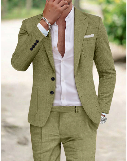 Eleganter Mann im beigen Leinenanzug mit weißem Hemd, silbernem Armband und Uhr. Stilvolle Herrenmode, Business-Look, Sommeroutfit.