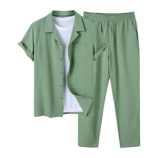 Grünes Leinenhemd und Hose Set für Herren, lässig, kurzärmelig, mit weißem T-Shirt, ideal für Sommermode und Freizeitkleidung.