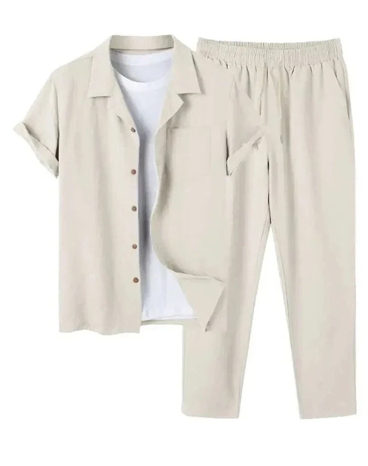 Beiges Herren-Sommeroutfit mit kurzärmeliger Knopfleiste, weißem T-Shirt und elastischer Hose. Lässige Mode, leichte Stoffe, ideal für warme Tage.