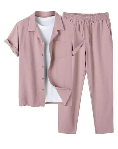 Rosa Freizeitanzug für Herren mit Hemd und Hose, aus leichtem Stoff, ideal für Sommermode. Perfekt für lässige Anlässe und stilvolle Outfits.