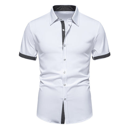 Weiße Herrenhemd mit kurzen Ärmeln, schwarzem Kontrastkragen und Knopfleiste. Elegantes Design, ideal für Business und Freizeit.