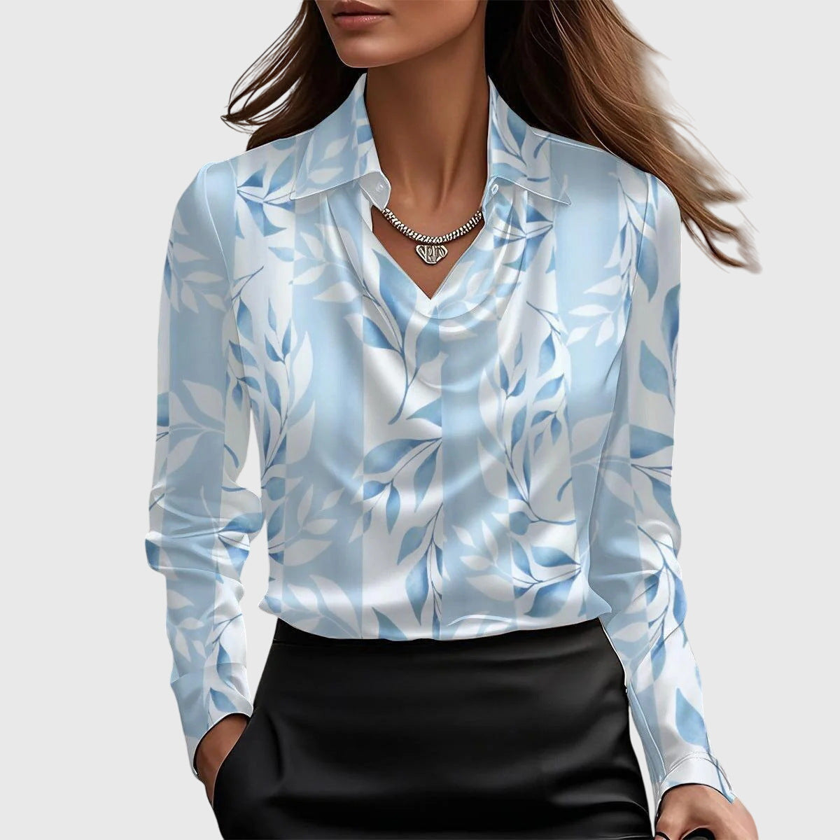 Dame in eleganter, blauer Bluse mit Blattmuster und schwarzem Rock. Stilvolle Mode, Business-Outfit, Damenbekleidung, Büro-Look.