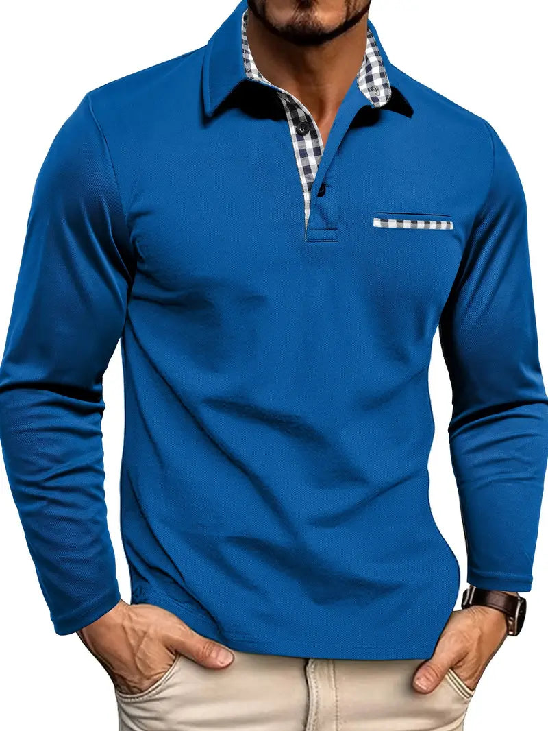 Mann in blauem Langarm-Poloshirt mit kariertem Kragen und Tasche, beige Hose. Modische Herrenbekleidung, Freizeitlook.
