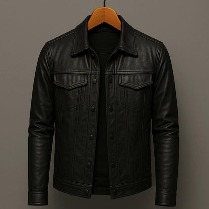 Schwarze Lederjacke auf Holzkleiderbügel, klassisches Design mit Knopfleiste und Brusttaschen, ideal für modische Herrenbekleidung.