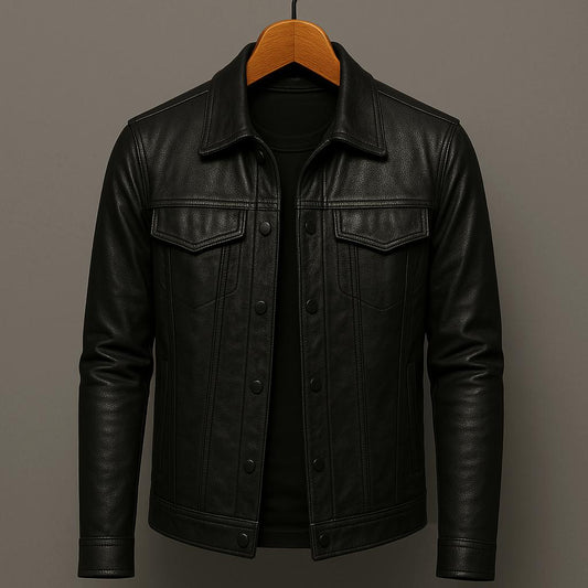 Schwarze Lederjacke auf Holzkleiderbügel, klassisches Design mit Knopfleiste und Brusttaschen, ideal für modische Herrenbekleidung.