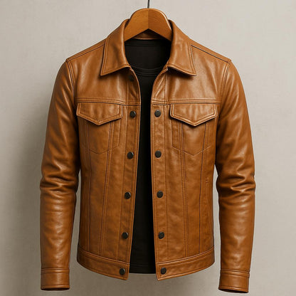 Braune Lederjacke auf Holzkleiderbügel, klassisches Design mit Knopfleiste und Brusttaschen, ideal für Herrenmode und Herbsttrends.