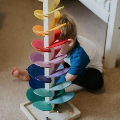 Interaktiver Regenbogen-Murmelturm für Kinder