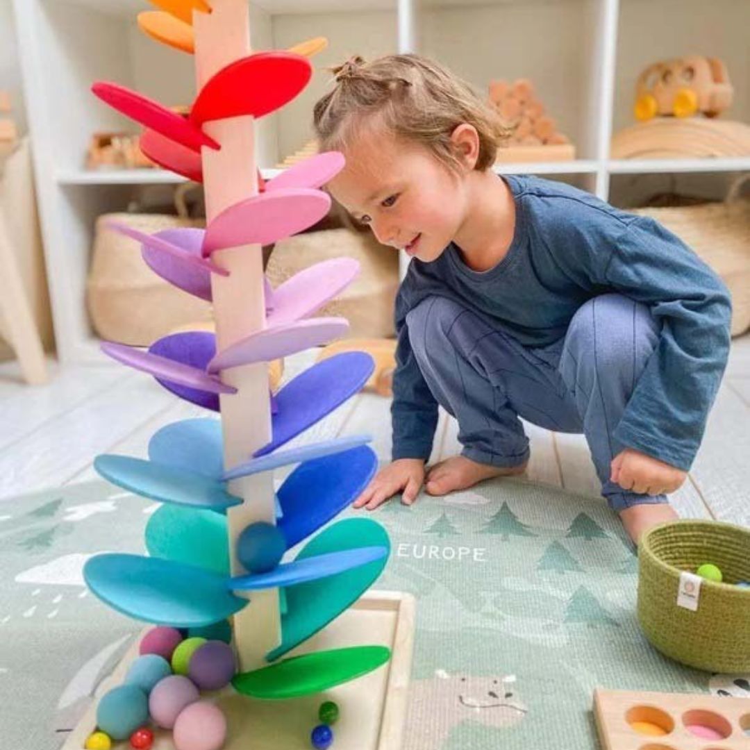 Interaktiver Regenbogen-Murmelturm für Kinder