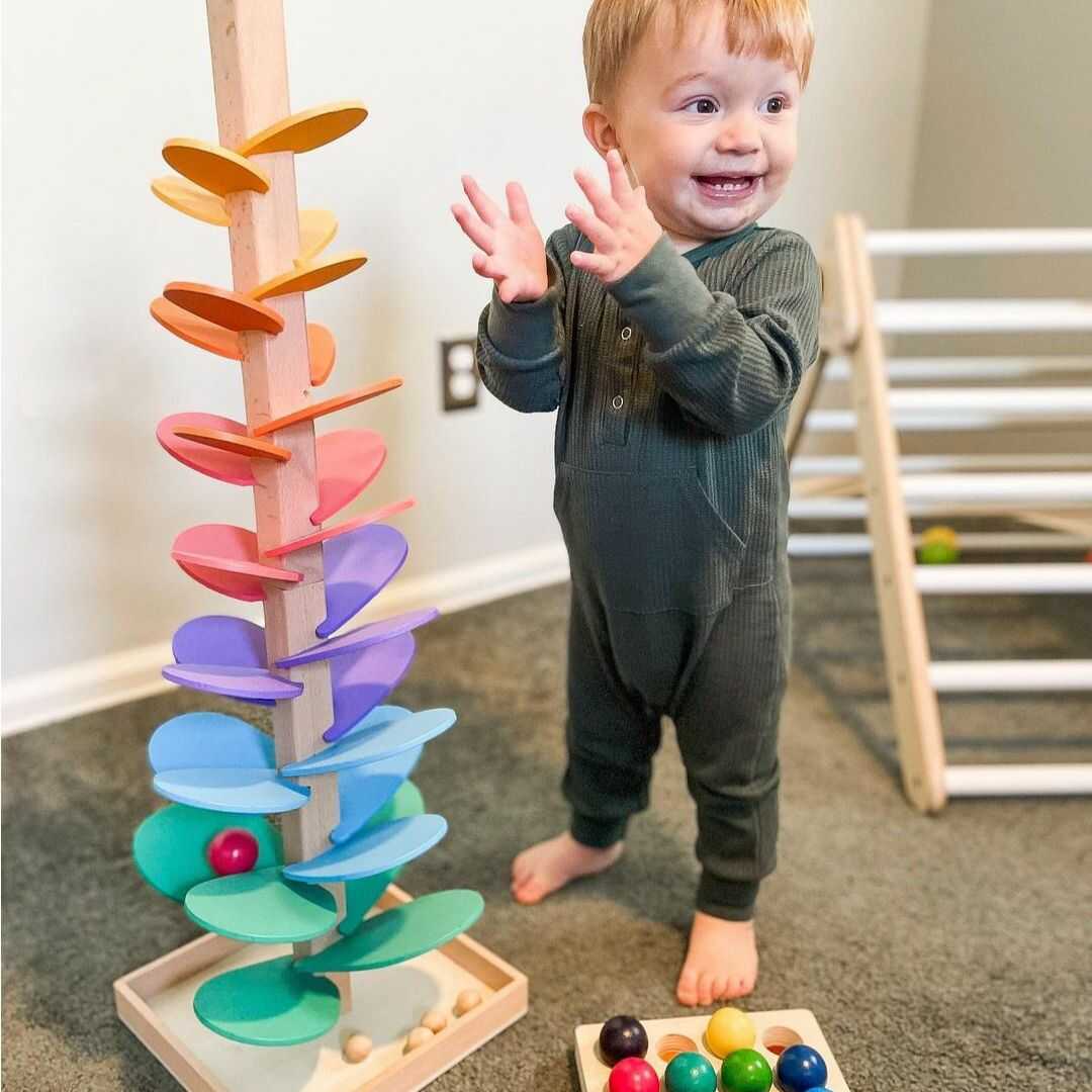 Interaktiver Regenbogen-Murmelturm für Kinder