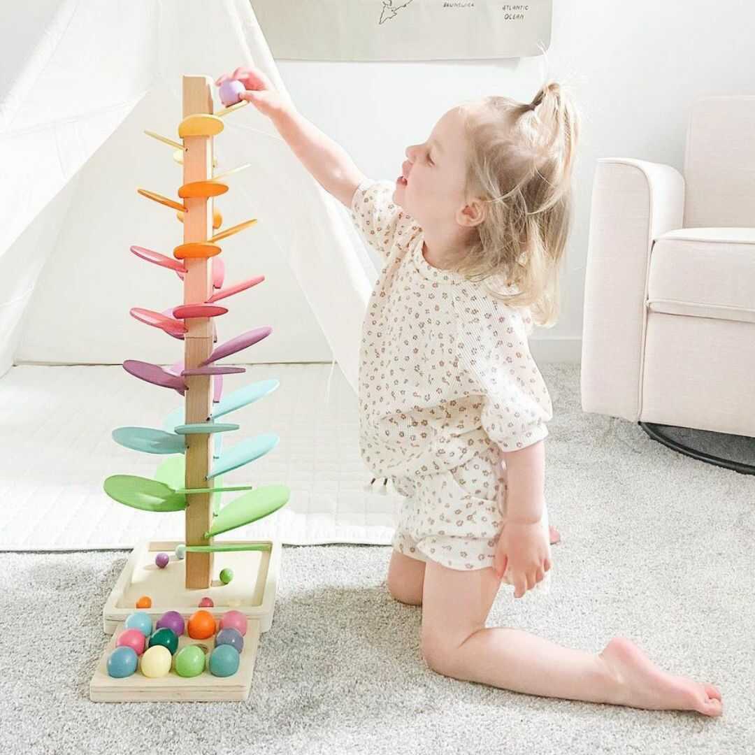 Interaktiver Regenbogen-Murmelturm für Kinder