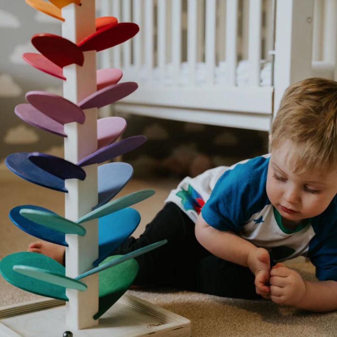 Interaktiver Regenbogen-Murmelturm für Kinder