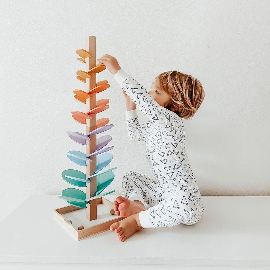 Interaktiver Regenbogen-Murmelturm für Kinder