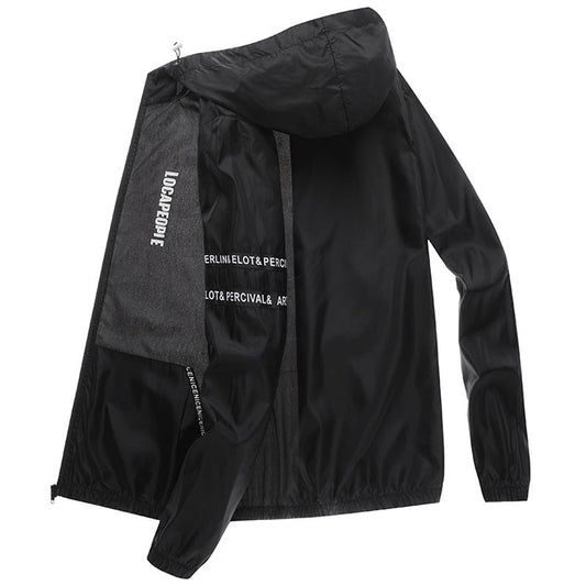 Schwarze Herren-Windjacke mit Kapuze, Reißverschluss und Schriftzug. Leichtes Material, ideal für Outdoor-Aktivitäten und sportliche Freizeitkleidung.