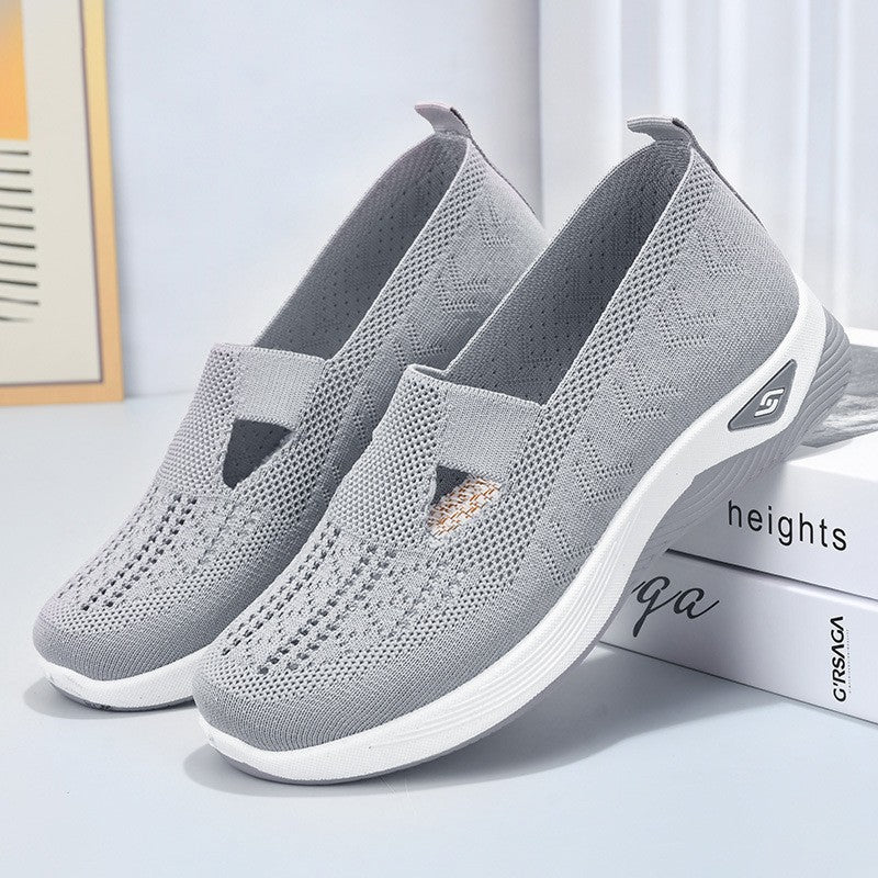 Graue Damen-Sneaker mit atmungsaktivem Strick-Obermaterial, rutschfester Sohle und modernem Design auf weißem Hintergrund. Ideal für Freizeit und Sport.