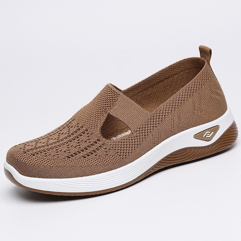 Brauner Damen-Sneaker mit atmungsaktivem Strick-Obermaterial, rutschfester Sohle und elastischem Einstieg. Bequeme Freizeitschuhe für den Alltag.