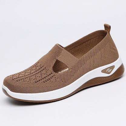 Brauner Damen-Sneaker mit atmungsaktivem Strick-Obermaterial, rutschfester Sohle und elastischem Einstieg. Bequeme Freizeitschuhe für den Alltag.