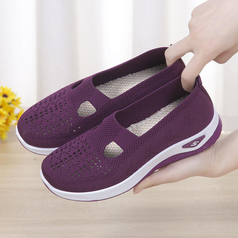 Lila Damen-Sneaker mit atmungsaktivem Mesh-Obermaterial und weißer Sohle, handgehalten, ideal für Komfort und Freizeitmode.