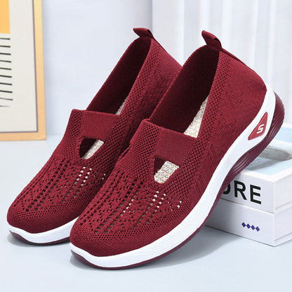 Bordeauxrote Damen-Sneaker mit atmungsaktivem Strick-Obermaterial, rutschfester Sohle und modernem Design. Ideal für Freizeit und Sport.