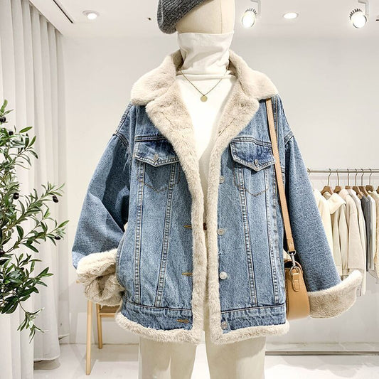 Damen Jeansjacke mit Kunstfell, blau, oversized, modisch, Herbst-Winter, Schaufensterpuppe, Boutique, eleganter Stil, Innenansicht.