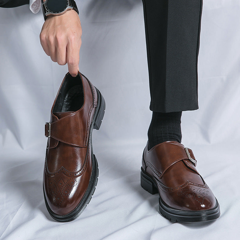 Braune Herrenschuhe aus Leder mit Schnalle, elegantes Design, getragen mit schwarzer Hose. Perfekt für formelle Anlässe und Business-Outfits.