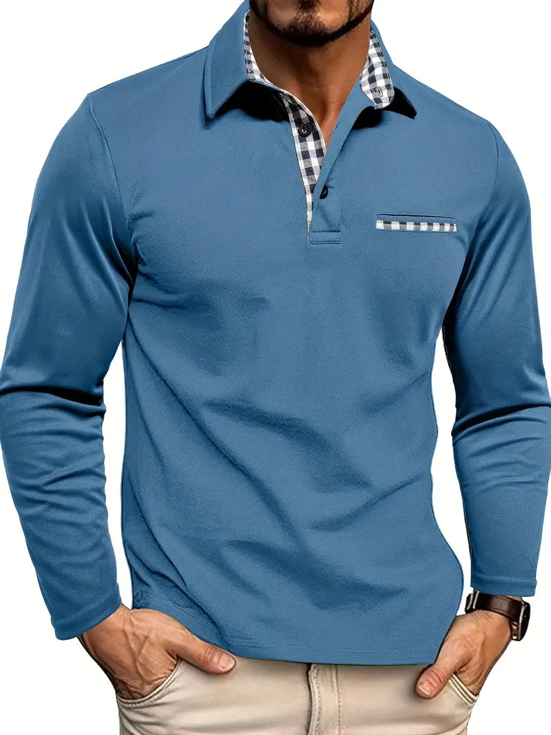 Mann trägt blaues Langarm-Poloshirt mit kariertem Kragen und Tasche, modisch und lässig, ideal für Herrenmode und Freizeitkleidung.